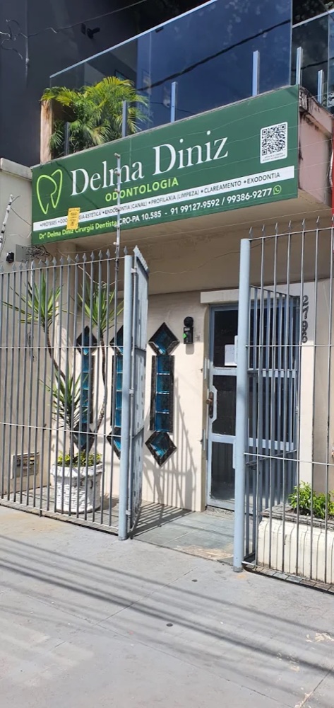 Fachada verde do consultório Delma Diniz Odontologia, com grade e portão de entrada