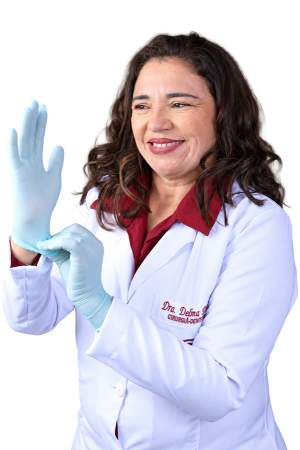 Dra. Delma Diniz calçando as luvas antes do atendimento
